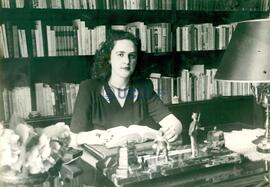 Dora Isella Russell en su escritorio