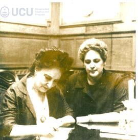 Dora Isella Russell con Juana de Ibarbourou